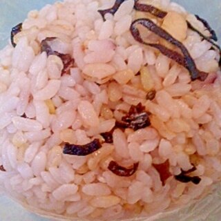 発芽玄米+十穀米と塩こんぶのおにぎり